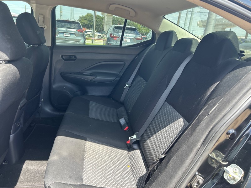 Nissan Versa Sedan Vehicle Full-screen Gallery Image 10