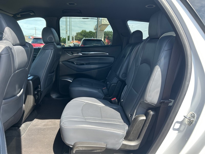 Buick Enclave Vehicle Full-screen Gallery Image 10