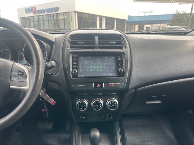 Mitsubishi Outlander Sport Vehicle Full-screen Gallery Image 12