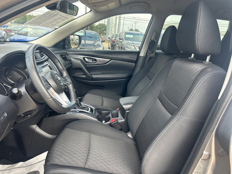 Nissan Rogue Vehicle Full-screen Gallery Image 09