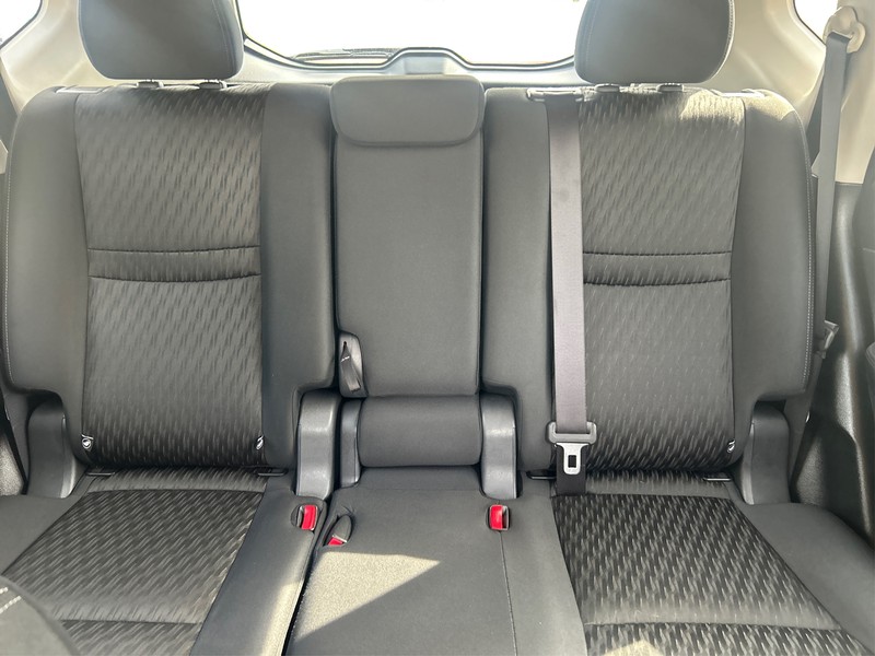 Nissan Rogue Vehicle Full-screen Gallery Image 13