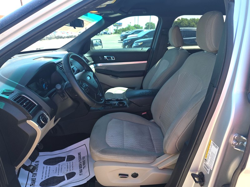 Ford Explorer Vehicle Full-screen Gallery Image 09
