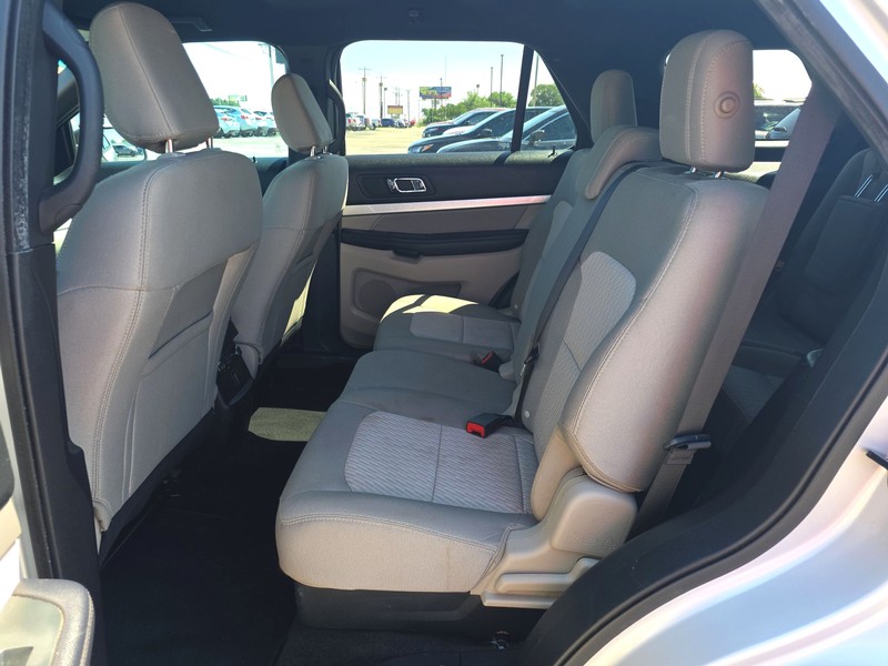 Ford Explorer Vehicle Full-screen Gallery Image 10