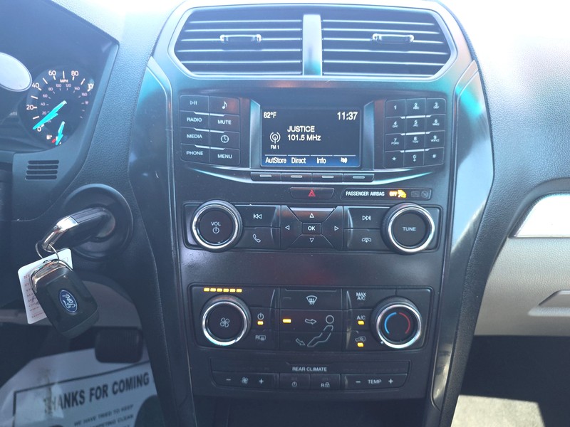 Ford Explorer Vehicle Full-screen Gallery Image 12