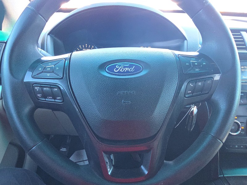 Ford Explorer Vehicle Full-screen Gallery Image 14