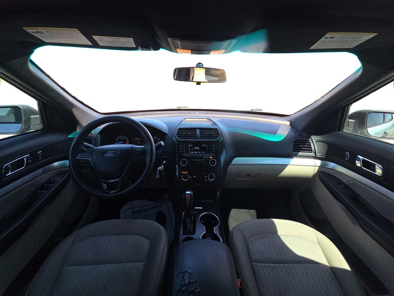 Ford Explorer Vehicle Full-screen Gallery Image 15