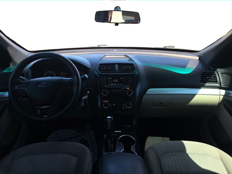 Ford Explorer Vehicle Full-screen Gallery Image 16