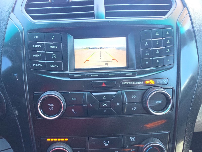 Ford Explorer Vehicle Full-screen Gallery Image 17