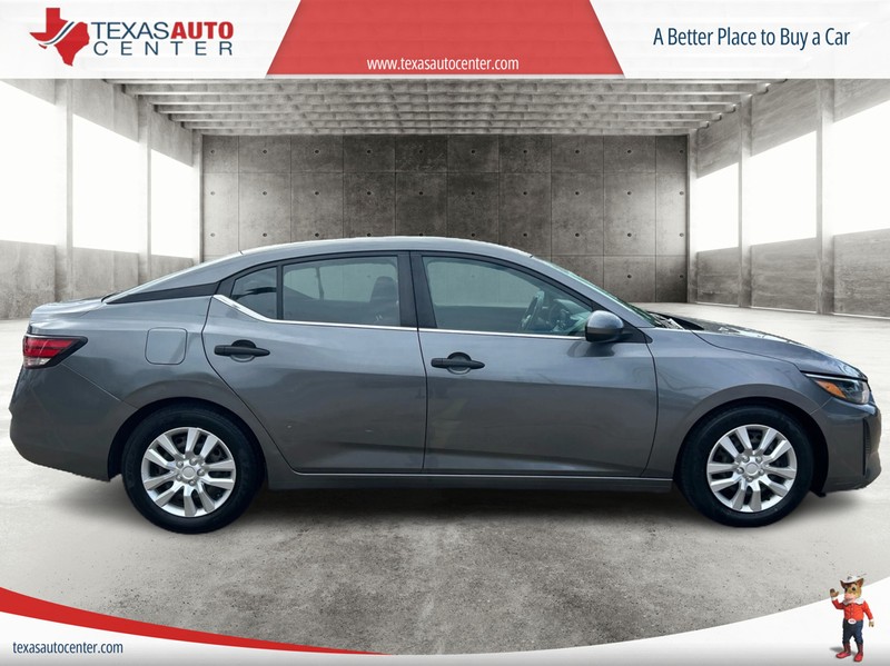Nissan Sentra Vehicle Full-screen Gallery Image 4