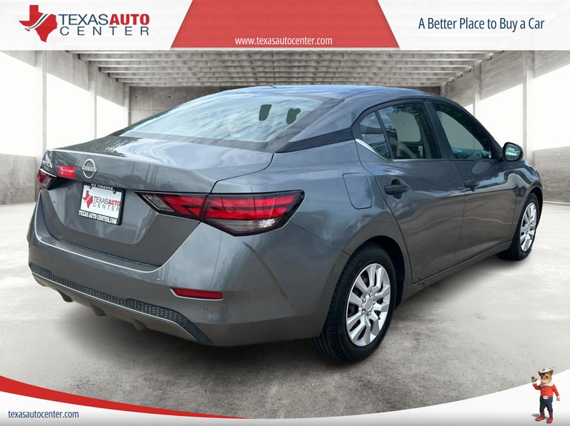 Nissan Sentra Vehicle Full-screen Gallery Image 7