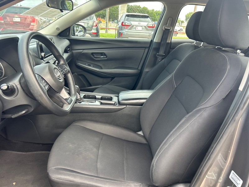 Nissan Sentra Vehicle Full-screen Gallery Image 9
