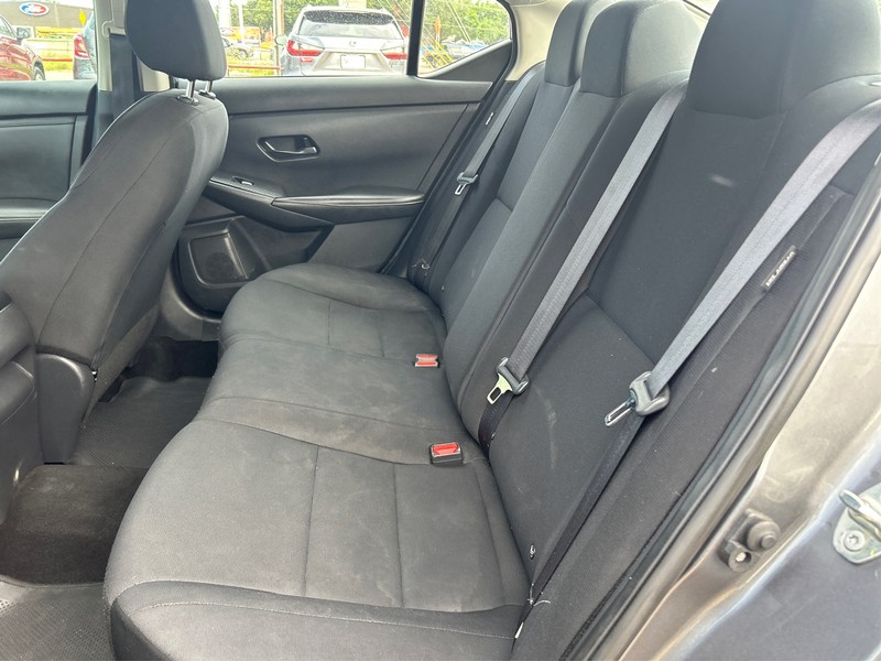 Nissan Sentra Vehicle Full-screen Gallery Image 10