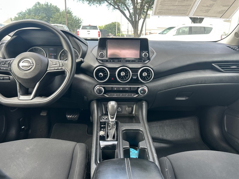 Nissan Sentra Vehicle Full-screen Gallery Image 12
