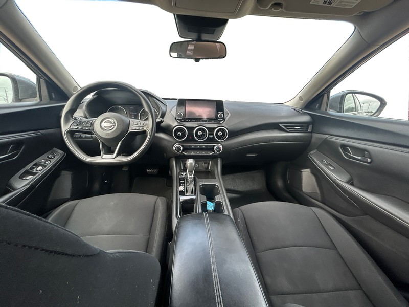 Nissan Sentra Vehicle Full-screen Gallery Image 15