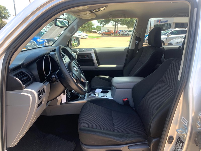 Toyota 4Runner Vehicle Full-screen Gallery Image 09