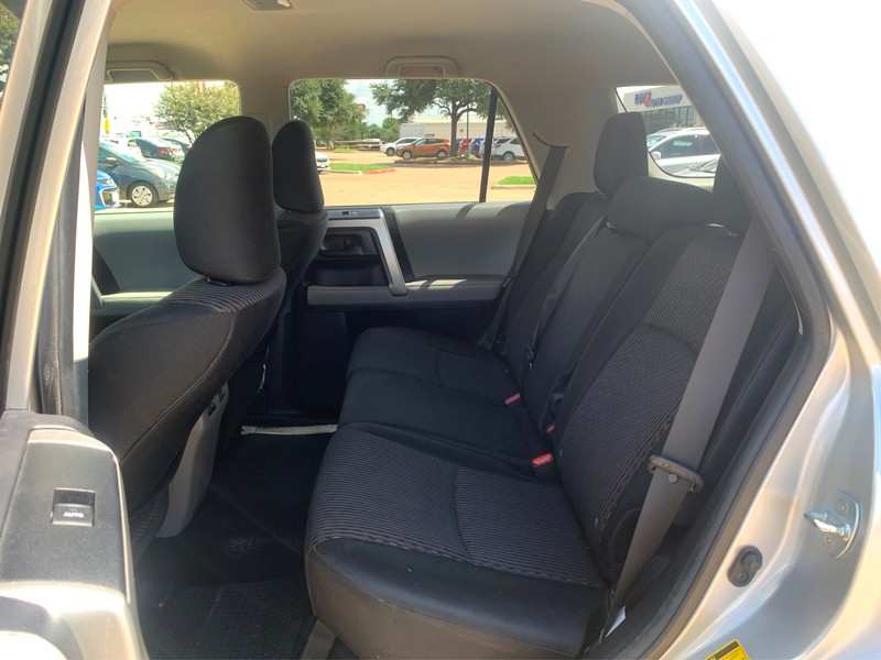 Toyota 4Runner Vehicle Full-screen Gallery Image 10