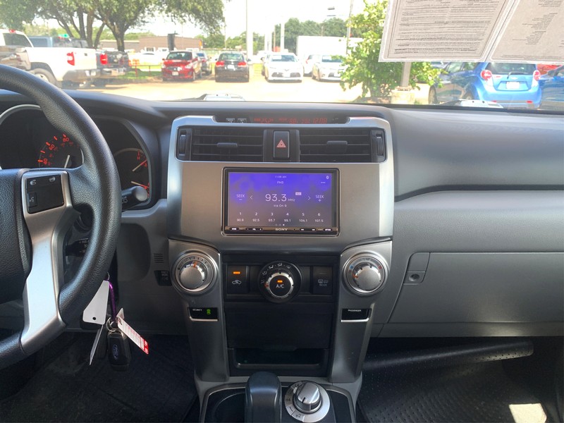 Toyota 4Runner Vehicle Full-screen Gallery Image 11