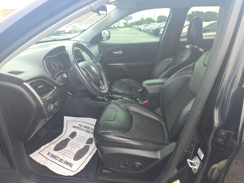 Jeep Cherokee Vehicle Full-screen Gallery Image 09