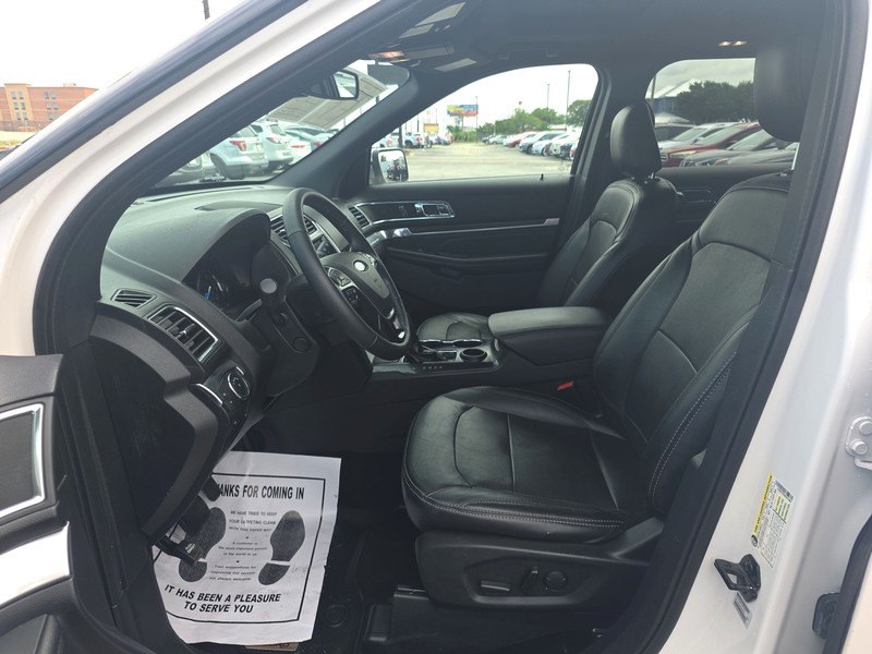 Ford Explorer Vehicle Full-screen Gallery Image 09