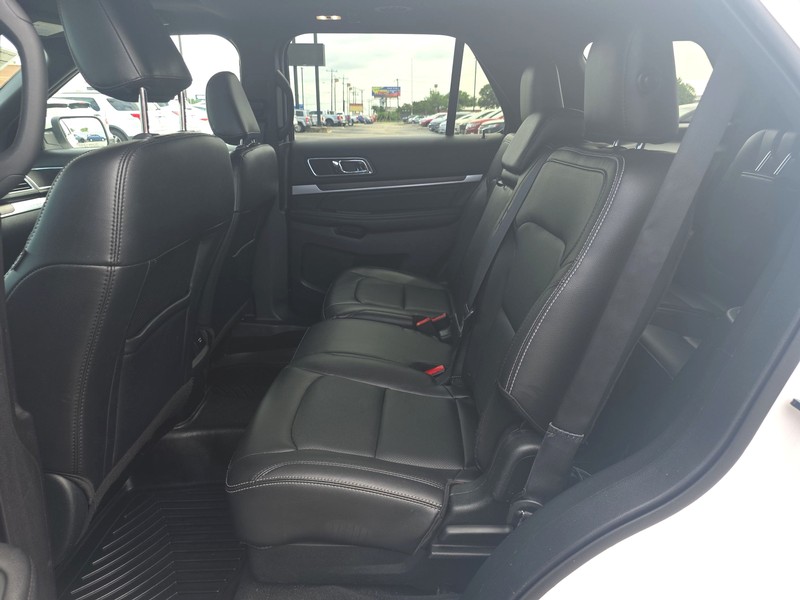 Ford Explorer Vehicle Full-screen Gallery Image 10