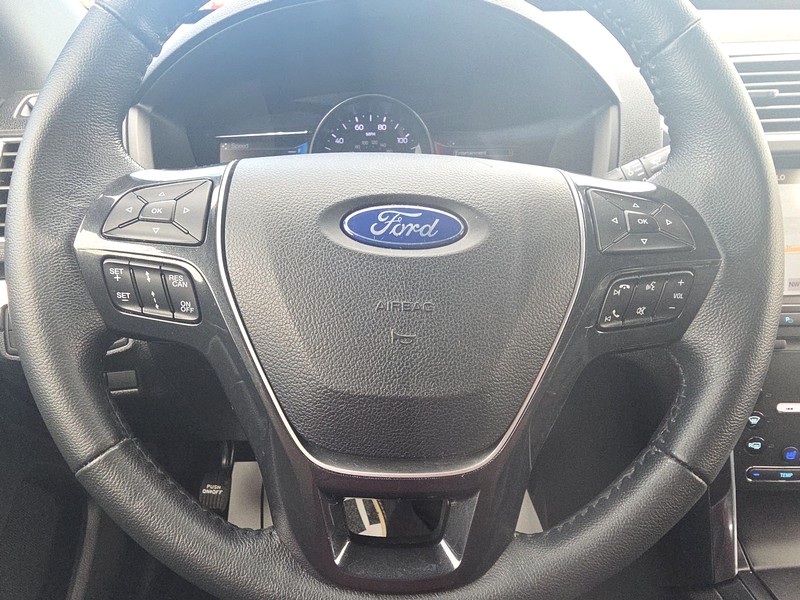 Ford Explorer Vehicle Full-screen Gallery Image 14