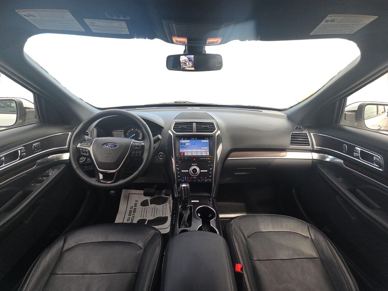 Ford Explorer Vehicle Full-screen Gallery Image 15
