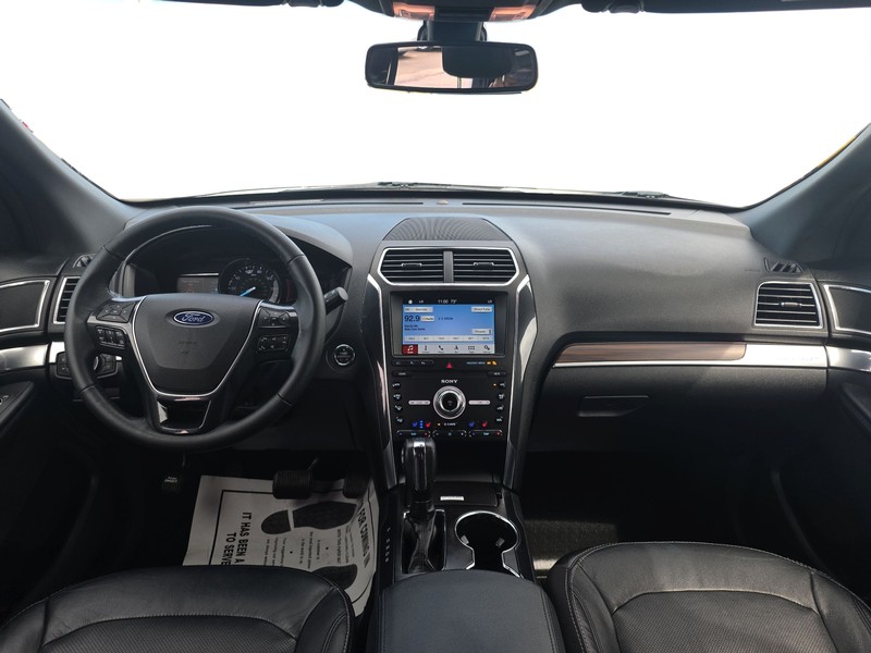 Ford Explorer Vehicle Full-screen Gallery Image 16