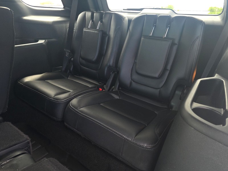 Ford Explorer Vehicle Full-screen Gallery Image 19