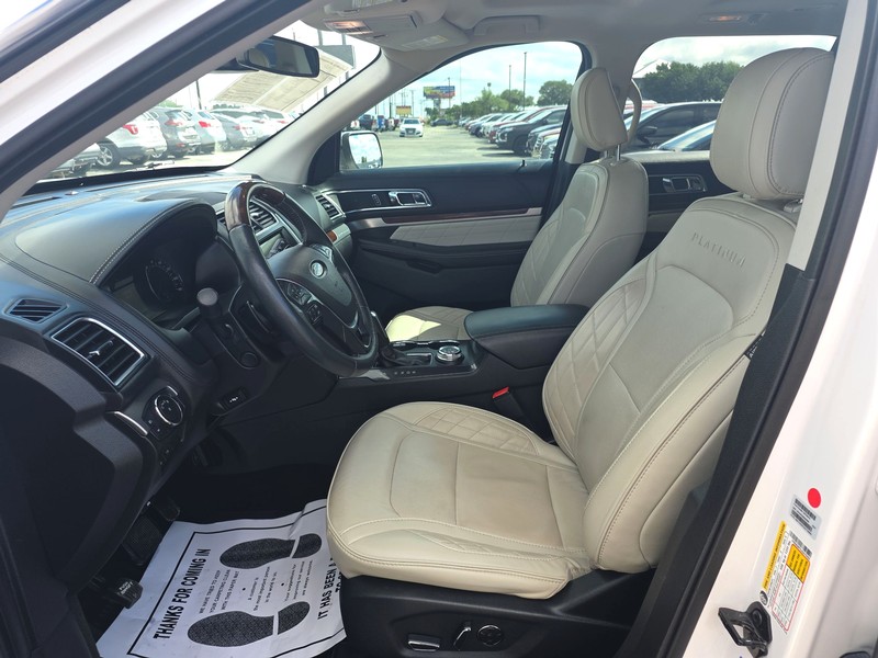 Ford Explorer Vehicle Full-screen Gallery Image 9