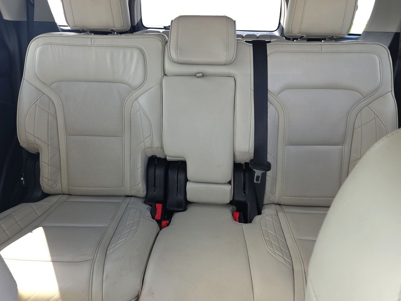 Ford Explorer Vehicle Full-screen Gallery Image 13