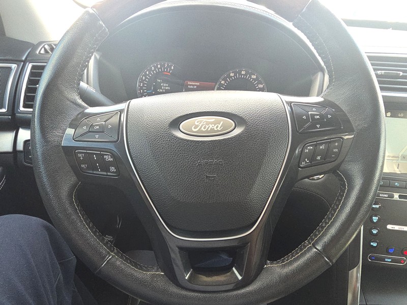 Ford Explorer Vehicle Full-screen Gallery Image 14