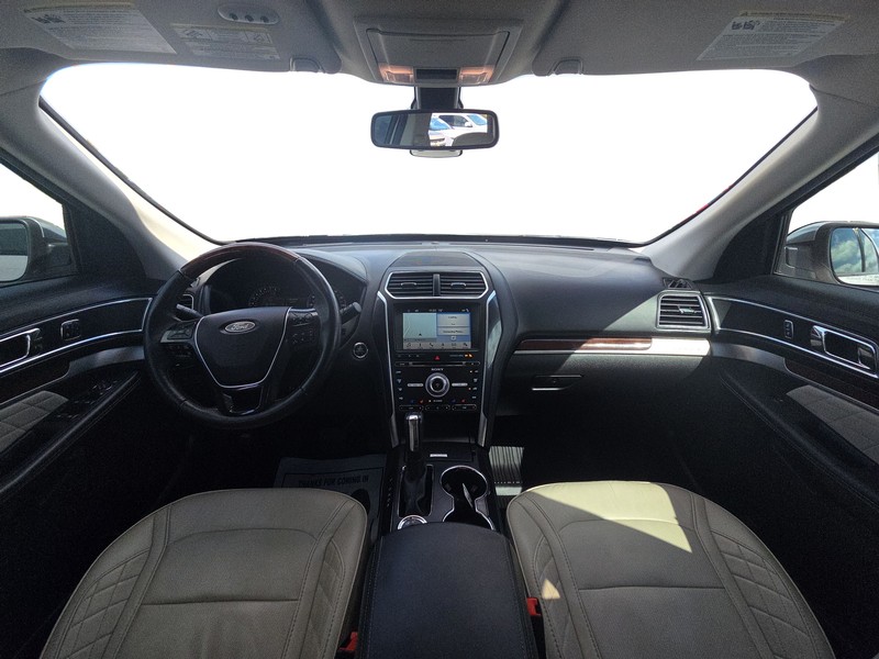 Ford Explorer Vehicle Full-screen Gallery Image 15