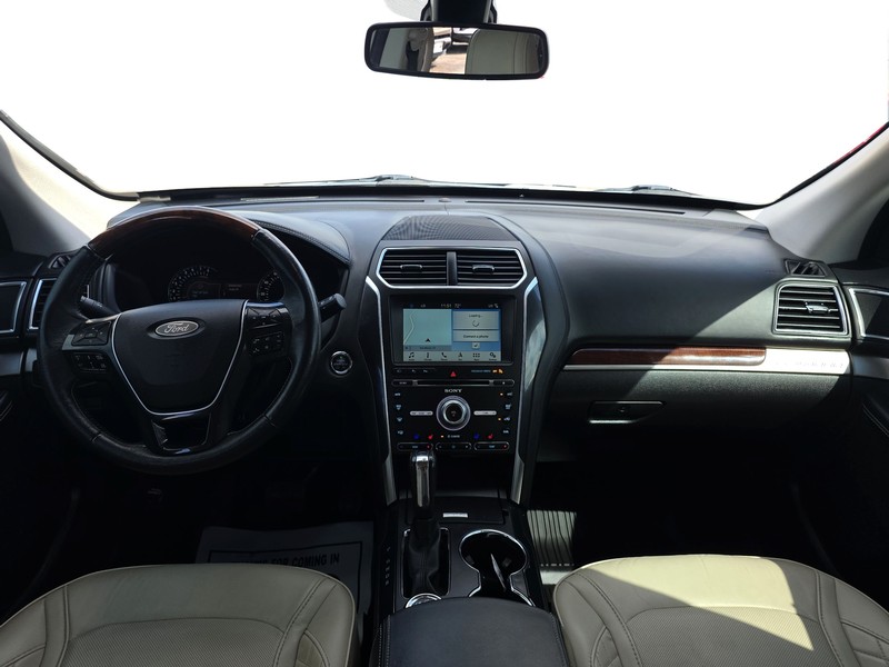 Ford Explorer Vehicle Full-screen Gallery Image 16