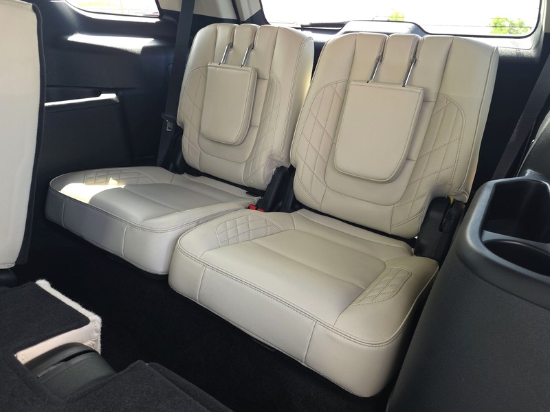 Ford Explorer Vehicle Full-screen Gallery Image 19