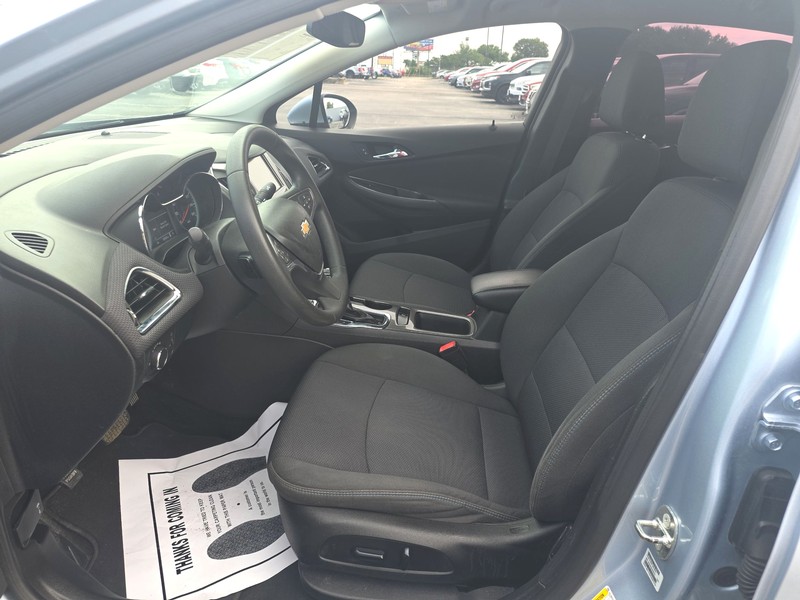 Chevrolet Cruze Vehicle Full-screen Gallery Image 09