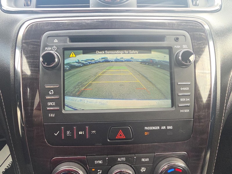 Buick Enclave Vehicle Full-screen Gallery Image 17