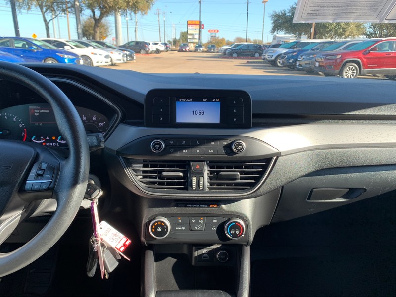 Ford Escape Vehicle Full-screen Gallery Image 12