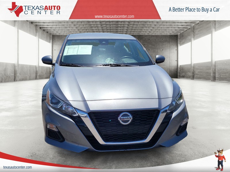 Nissan Altima Vehicle Full-screen Gallery Image 3