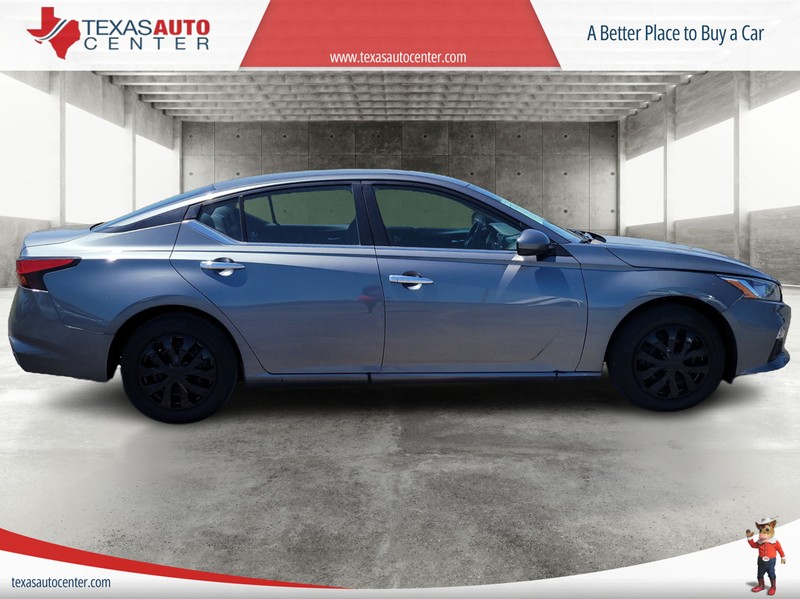 Nissan Altima Vehicle Full-screen Gallery Image 4