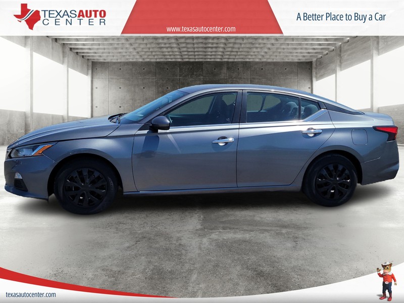 Nissan Altima Vehicle Full-screen Gallery Image 5