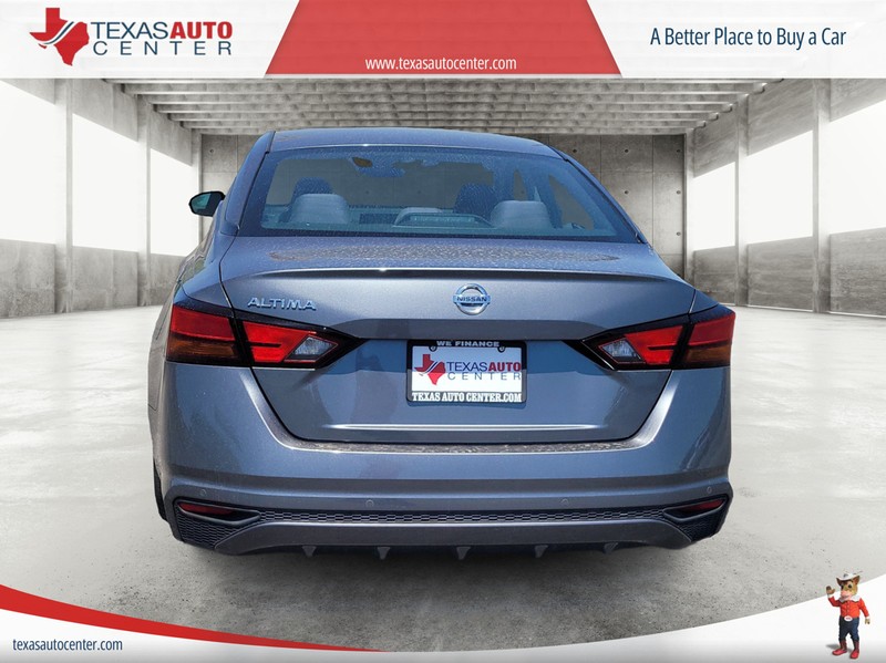 Nissan Altima Vehicle Full-screen Gallery Image 6