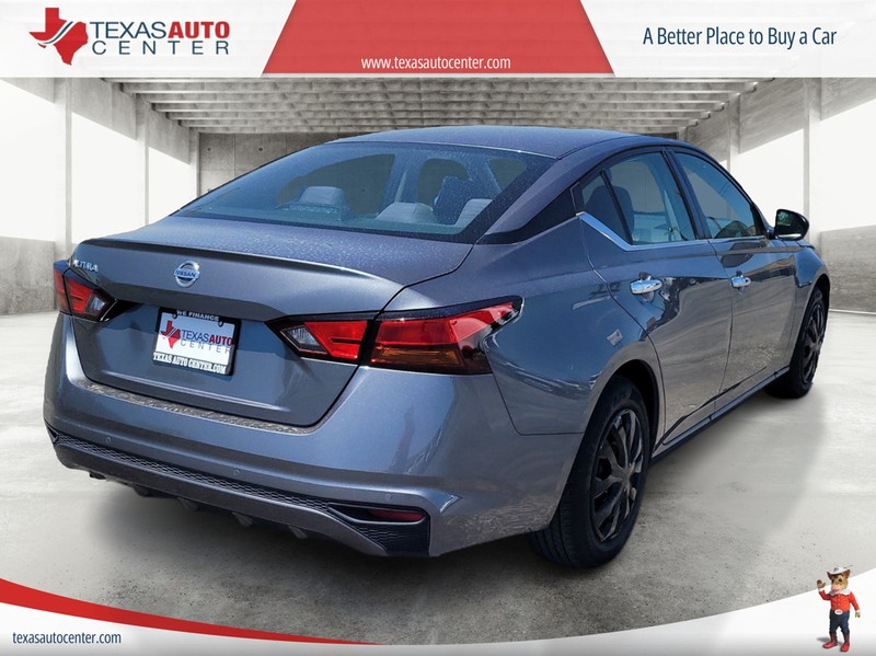 Nissan Altima Vehicle Full-screen Gallery Image 7