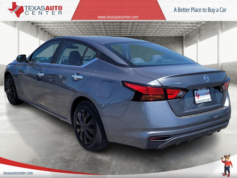 Nissan Altima Vehicle Full-screen Gallery Image 8