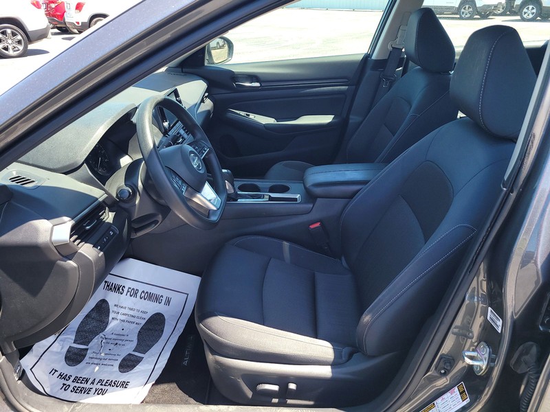 Nissan Altima Vehicle Full-screen Gallery Image 9
