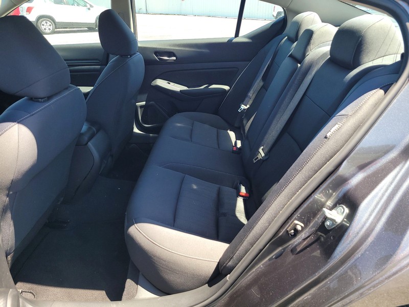 Nissan Altima Vehicle Full-screen Gallery Image 10