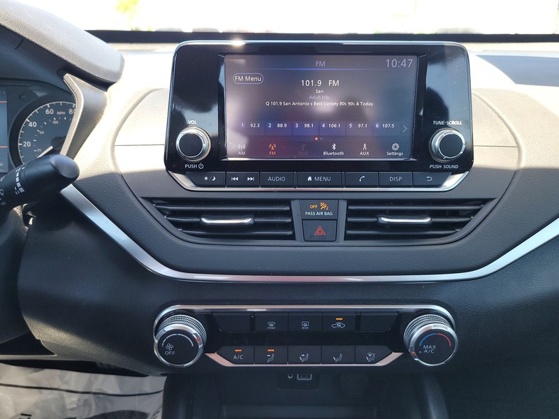 Nissan Altima Vehicle Full-screen Gallery Image 11