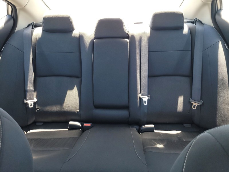 Nissan Altima Vehicle Full-screen Gallery Image 12