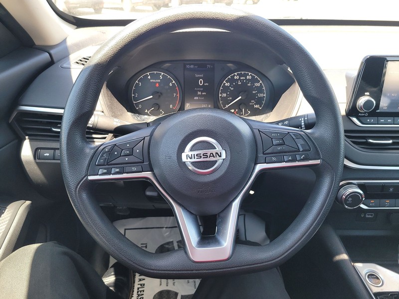 Nissan Altima Vehicle Full-screen Gallery Image 13