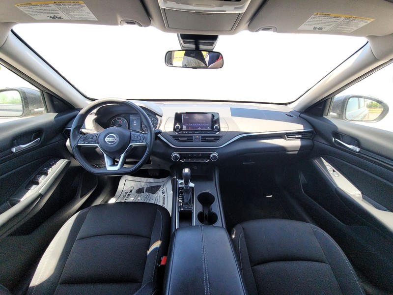Nissan Altima Vehicle Full-screen Gallery Image 14