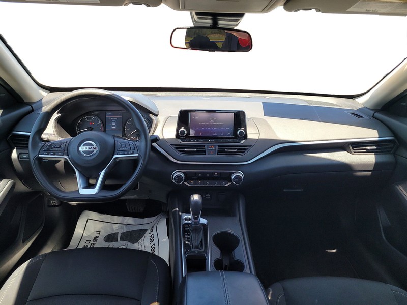 Nissan Altima Vehicle Full-screen Gallery Image 15